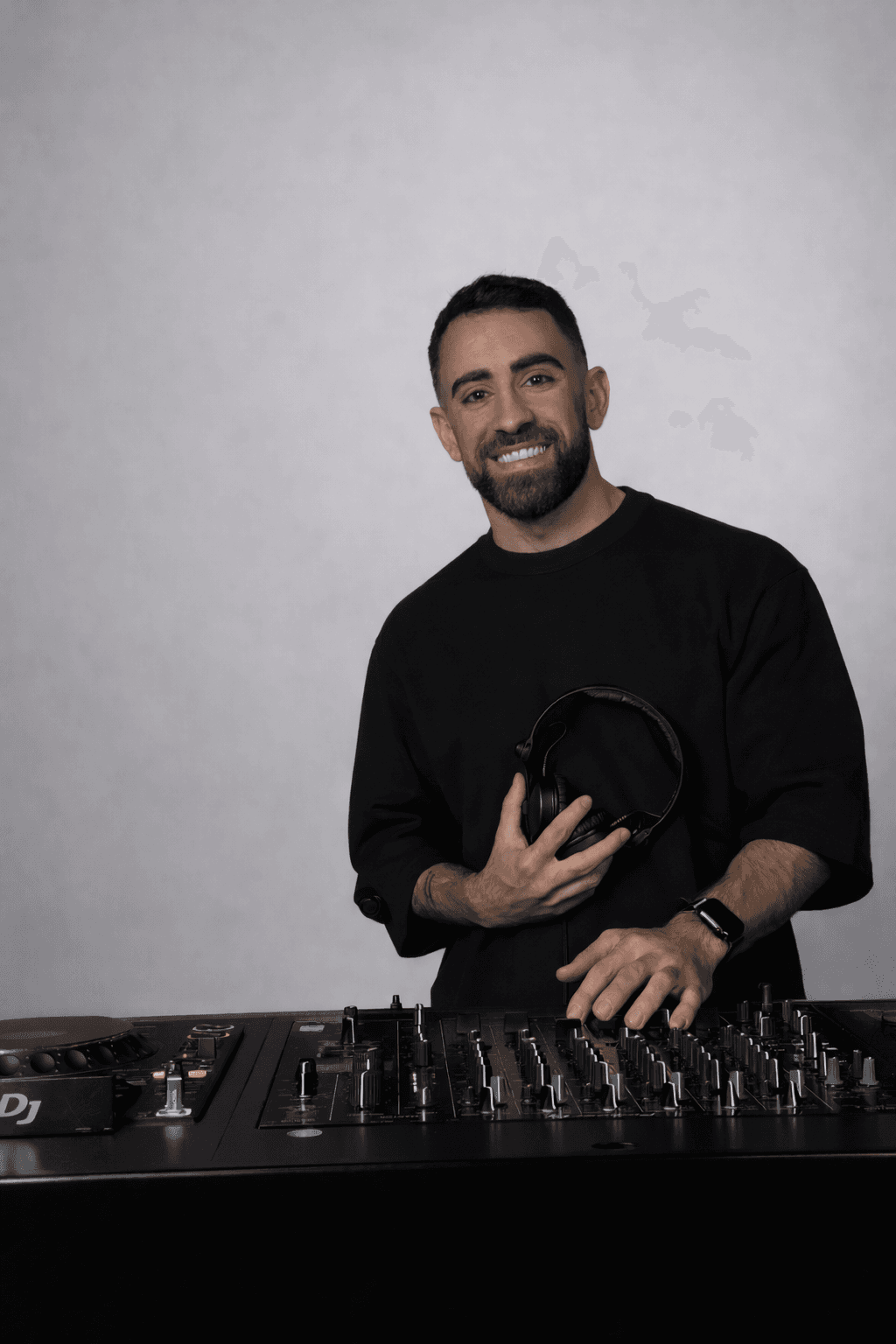 עומר מזרחי ליד העמדה